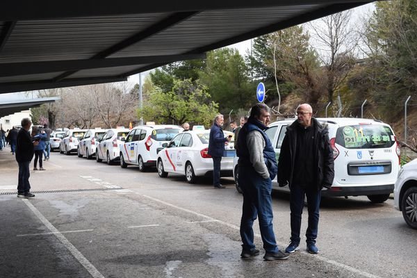 Varios taxis de Madrid FOTO: GUSTAVO VALIENTE  EUROPA PRESS