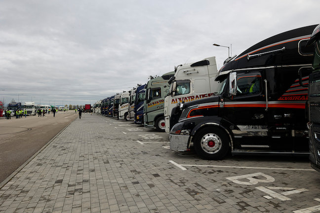 Varios camiones estacionados en el Wanda Metropolitano, durante el décimo día de paro nacional de transportistas. Jesús Hellín / Europa Press