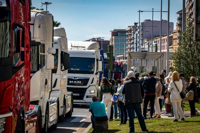 Los pequeños transportistas han colapsado en la mañana de este jueves con sus camiones algunas de las calles del centro de Santander con una manifestación a marcha lenta para protestar por el alto precio de los carburantes. EFE/Román G. Aguilera