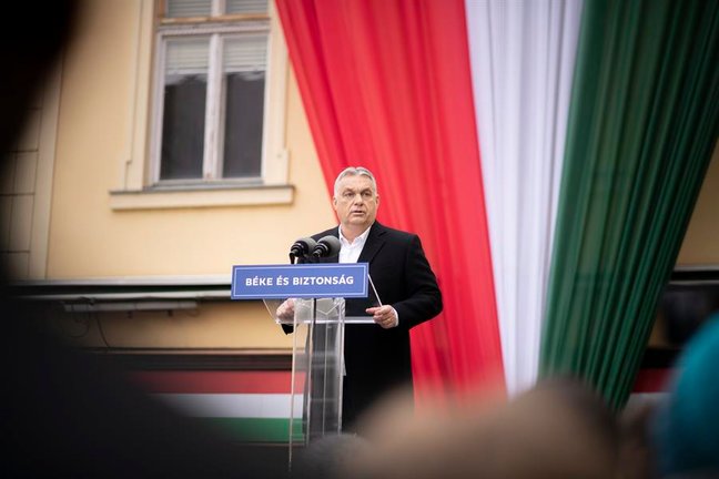 El primer ministro Viktor Orban pronunciando un discurso ante sus partidarios durante el último mitin electoral de su partido Fidesz en Szekesfehervar, Hungría, el 1 de abril de 2022. EFE/EPA/BENKO VIVIEN