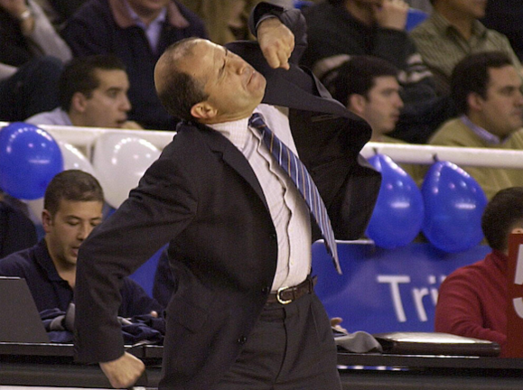 Imagen de archivo del, entonces, entrenador del Real Madrid, Javier Imbroda, un durante partido de la liga ACB, en 2003. EFE/Alberto Martín