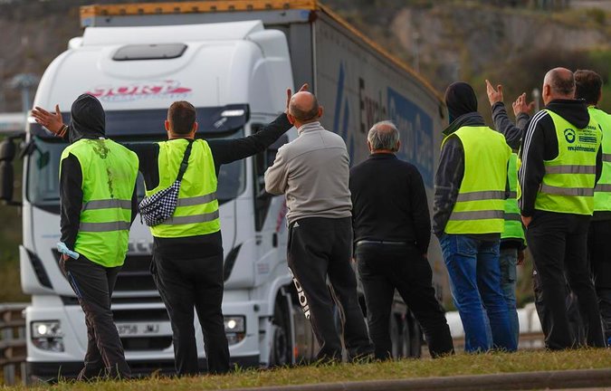 Piquetes en el acceso de camiones al Puerto de Bilbao, en una imagen del pasado lunes. EFE/Miguel Toña