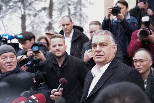 El primer ministro húngaro, Viktor Orbán, después de votar hoy en un colegio electoral en una zona residencial de Budapest. EFE/Luis Lidón