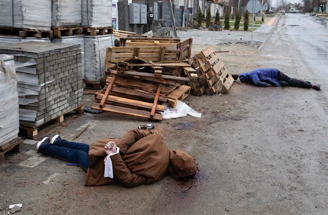 El cadaver de un hombre con las manos atadas a la espalda yace en un calle de la pequeña localidad ucraniana de Bucha, cerca de Kiev. EFE/EPA/MIKHAIL PALINCHAK ATTENTION: GRAPHIC CONTENT