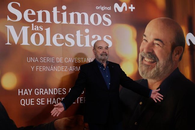 El actor Antonio Resines posa durante la presentación de la serie 'Sentimos las molestias' en el Teatro Real de Madrid este lunes. EFE/ Juan Carlos Hidalgo