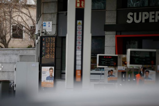 Un panel muestra el precio de los distintos combustibles en una gasolinera de Madrid, en una imagen de archivo. EFE/ Diego Fernández