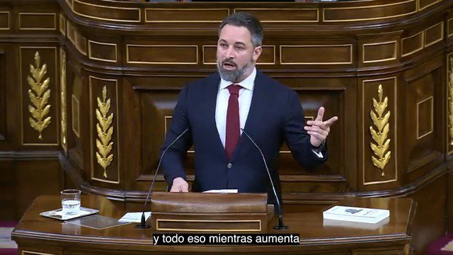 El líder de Vox, Santiago Abascal, pronuncia un discurso durante una manifestación, este sábado en Madrid. EFE/Ballesteros