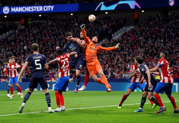13 April 2022, Spain, Madrid: Manchester City's Aymeric Laporte (C) and Atletico Madrid goalkeeper Jan Oblak battle for the ball during the UEFA Champions League Quarter-final second leg soccer match between Atletico Madrid and Manchester City FC at Wanda Metropolitano stadium. Photo: Nick Potts/PA Wire/dpa
13/4/2022 ONLY FOR USE IN SPAIN