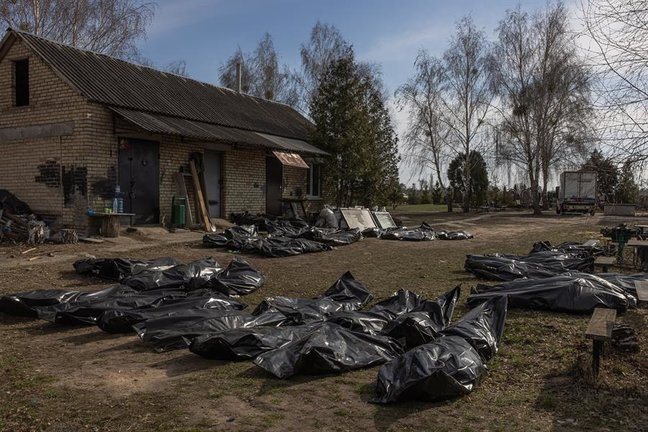 Cuerpos de personas asesinadas, que fueron llevados al cementerio, yacen en el suelo en bolsas para cadáveres, en Bucha, al noroeste de Kiev, Ucrania, 07 de abril de 2022. Se han encontrado cientos de civiles torturados y asesinados en Bucha y otras partes de la región de Kiev después de que el ejército ruso se retirara de esas zonas. Las crecientes pruebas muestran que se cree que las fuerzas rusas están detrás de las atrocidades cuando controlaban las zonas. Las tropas rusas entraron en Ucrania el 24 de febrero, lo que provocó combates y destrucción en el país y desencadenó una serie de severas sanciones económicas a Rusia por parte de los países occidentales. (Rusia, Ucrania) EFE/EPA/ROMAN PILIPEY

Traducción realizada con la versión gratuita del traductor www.DeepL.com/Translator