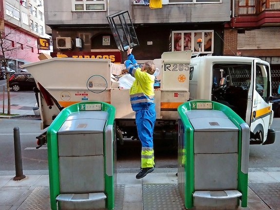 Un operario realizando la limpieza de la ciudad de Santander. / alerta