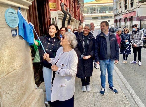 La escritora Concha Espina descubre la nueva placa en su nombre. / ALERTA