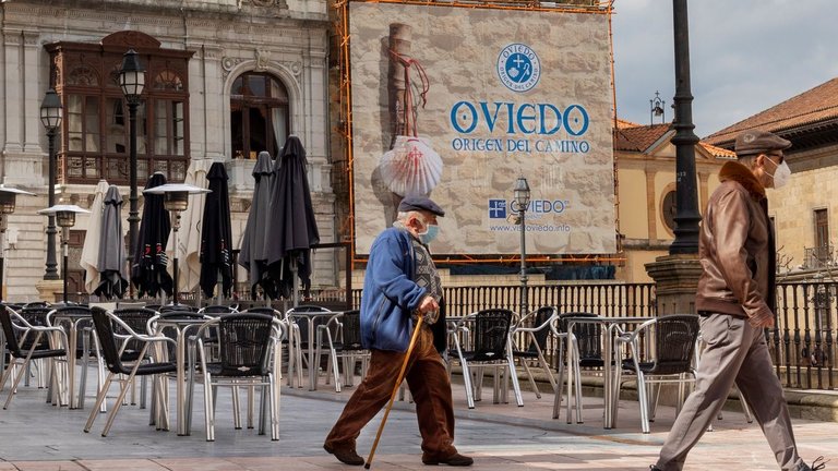 Varias personas caminan por la plaza de la Catedral de Oviedo. EFE/ Alberto Morante/Archivo