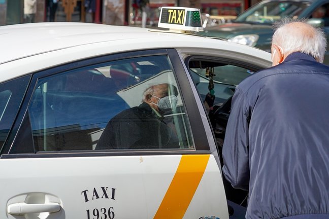 Una persona mayor coge un taxi. / AEE