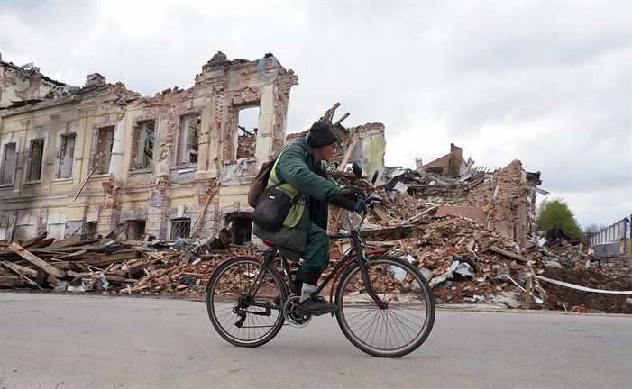 Un habitante de Járkov pasa en bicicleta delante de un edificio destruido por los ataques rusos. EFE/EPA/VASILIY ZHLOBSKY