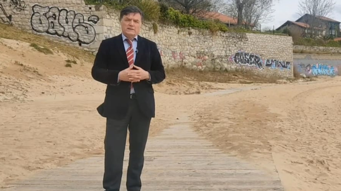 Guillermo Cossío en la playa de Los Peligros en Santander.