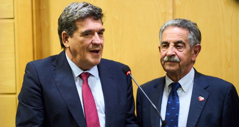 El ministro de Inclusión, Seguridad Social y Migraciones, José Luis Escrivá (i), y el presidente de Cantabria, Miguel Ángel Revilla.