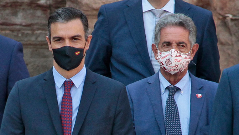 El presidente de España, Pedro Sánchez, y el presidente de Cantabria, Miguel Ángel Revilla. EP