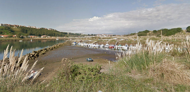 Vista del puerto de ‘La Pozona’, situado en la antigua cantera de Cuchía, en el municipio de Miengo. / ALERTA