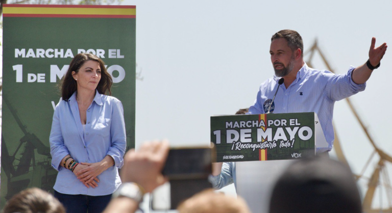 Santiago Abascal dando un discurso en Cadiz por 1 de mayo.