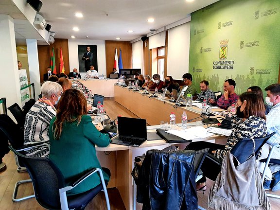 Todos los concejales durante el Pleno celebrado ayer en el Ayuntamiento de Torrelavega. / ALERTA