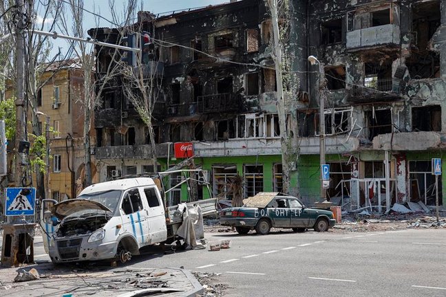 Coches y casas destruidas en la ciudad ucraniana de Mariupol. EFE/EPA/ALESSANDRO GUERRA
