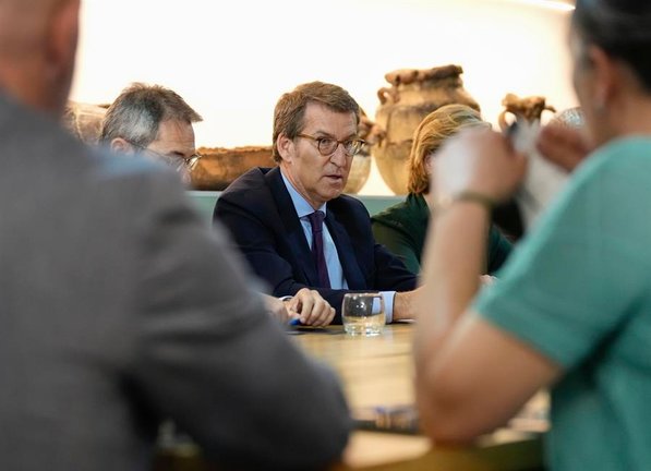 El presidente del Partido Popular Alberto Núñez Feijóo (c) durante su encuentro con empresarios de Ceuta este martes. EFE/Partido Popular/Tarek SOLO USO EDITORIAL/SOLO DISPONIBLE PARA ILUSTRAR LA NOTICIA QUE ACOMPAÑA (CRÉDITO OBLIGATORIO)