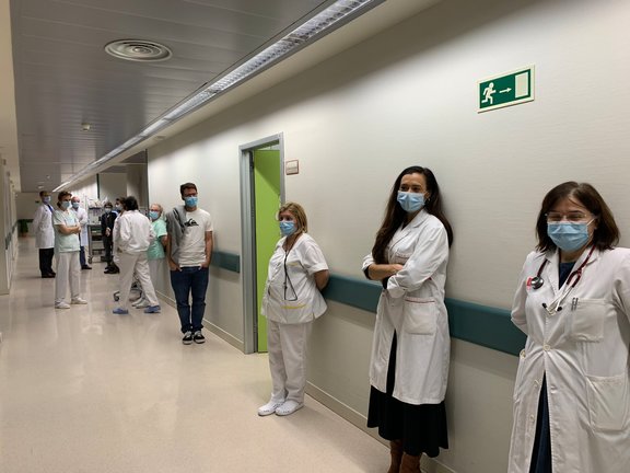 El personal sanitario en un pasillo del Hospital Valdecilla. / ALERTA