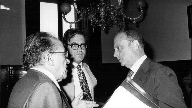 En la imagen, Santiago Carrillo conversa con Manuel fraga Iribarne y Ramón Tamames, en 1977. - ABC