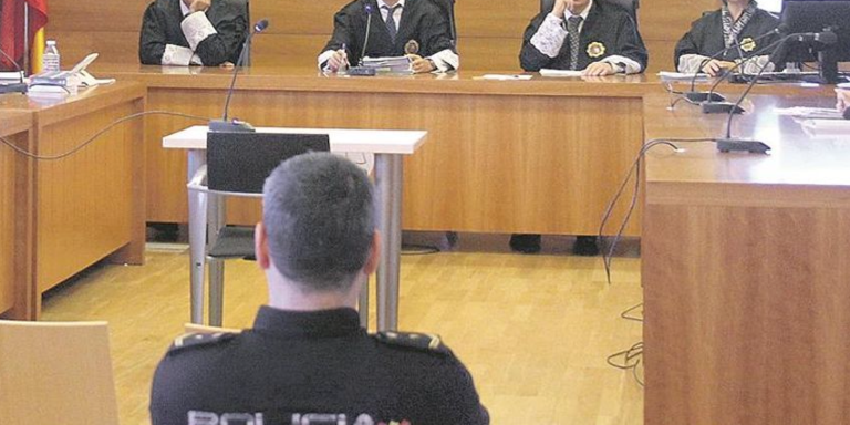 Un policía en un tribunal. / ALERTA / ARCHIVO