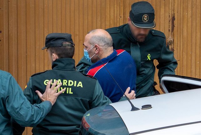 El detenido Óscar P.R (c) está presente mientras la Guardia Civil busca al joven Javier Ovejas, desaparecido en Entrena (La Rioja) en julio de 2021, en su casa, este miércoles. EFE/Raquel Manzanares