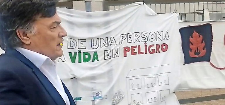 El concejal de Vox junto a los carteles frente al IES Cantabria donde se pretende instalar una gasolinera. / alerta