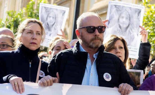 Los padres de Marta del Castillo, en la manifestación convocada por la familia para pedir la repetición del juicio por el asesinato de la joven en Sevilla, 2019. / RAÚL CARO / EFE