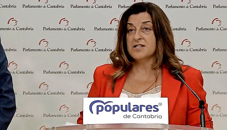 La presidenta del PP de Cantabria, María José Sáenz de Buruaga durante la rueda de prensa ofrecida ayer. / ALERTA