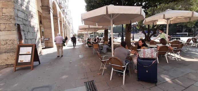 Varias personas en una terraza de la Plaza Pombo de Santander. / ALERTA