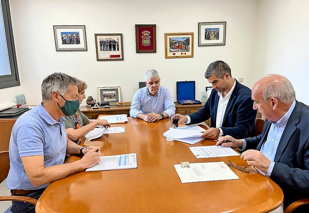 Firma del contrato entre el ayuntamiento y la empresa Ureta Motor S.A. / alerta