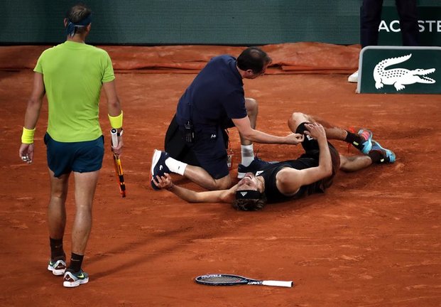 El alemán Alexander Zverev se lesiona en la pista tras caer en el partido de semifinales masculino contra el español Rafael Nadal durante el torneo de tenis del Abierto de Francia en Roland Garros en París, Francia, el 03 de junio de 2022. (Tenis, Abierto, Francia, Alemania, España) EFE/EPA/CHRISTOPHE PETIT TESSON