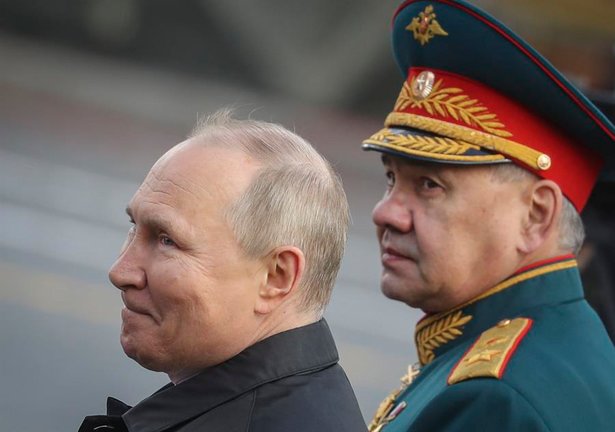 El presiedente ruso, Vladimir Putin (i) y el ministro de Defensa Sergei Shoigu (d) en el desfile conmemorativo del Día de la Victoria, celebrado el pasado 9 de mayo en Moscú. EFE/EPA/MAXIM SHIPENKOV
