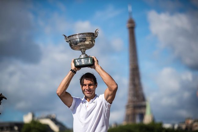 El español Rafael Nadal posa con su trofeo junto a la Torre Eiffel tras ganar el partido final masculino del torneo de tenis Roalnd Garros French Open en París, Francia, el 6 de junio de 2022. Nadal ganó su decimocuarto torneo de Roland Garros el 05 de junio de 2022. (Tenis, Abierto, Francia, España) EFE/EPA/CHRISTOPHE PETIT TESSON