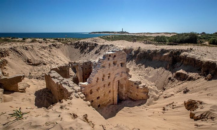 Imagen de archivo de las termas romanas en el Cabo de Trafalgar, uno de los espacios más emblemáticos y visitados de la costa gaditana en Barbate (Cádiz). EFE/Román Ríos.