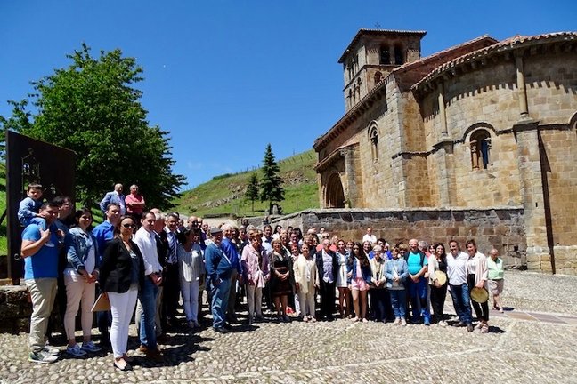 Los vecinos de Campoo en el monasterio de San Pedro de Cervatos. / ALERTA