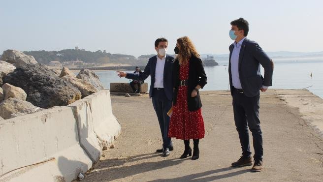 Los socialistas Casares, Quinones y Fernández, junto a la playa de Peligros en Santander. / ALERTA