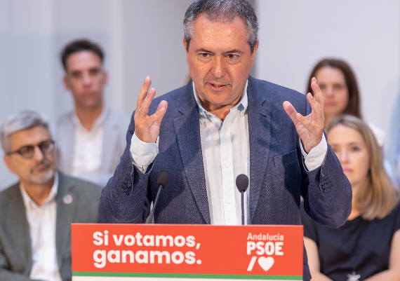 El candidato socialista a la presidencia de la Junta de Andalucía, Juan Espadas, durante su intervención. EFE/Carlos Díaz