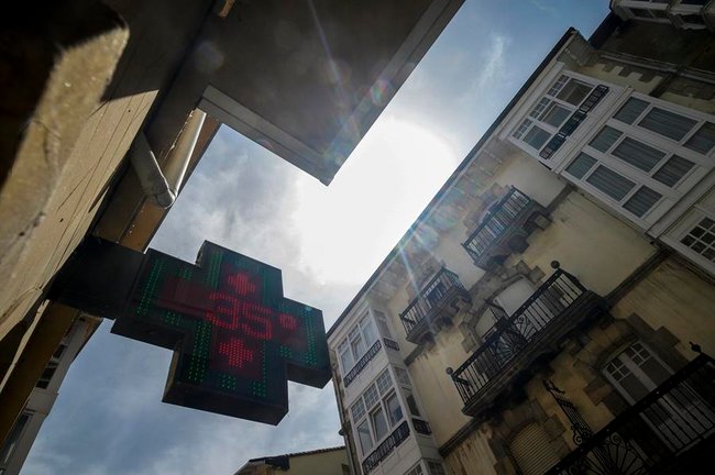 Un termómetro marca 35 grados este viernes en una calle de Reinosa (Cantabria), durante una jornada en la que la AEMET mantiene activa la alerta por altas temperaturas. EFE/Pedro Puente Hoyos