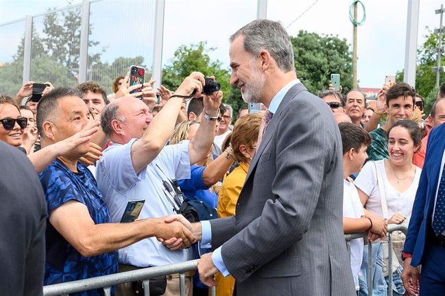 El rey Felipe VI (c), saluda a varios ciudadanos mientras visita el buque escuela Juan Sebastián Elcano, atracado en el puerto de Santander, este jueves. EFE/Pedro Puente Hoyos