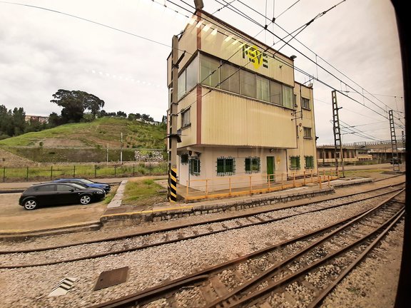 Vista de las vías del tren llegando a la estación de Santander. / ALERTA