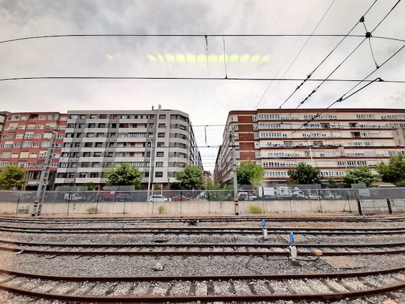 Vista de las vías del tren a su llegada a la estación de Santander. / alerta