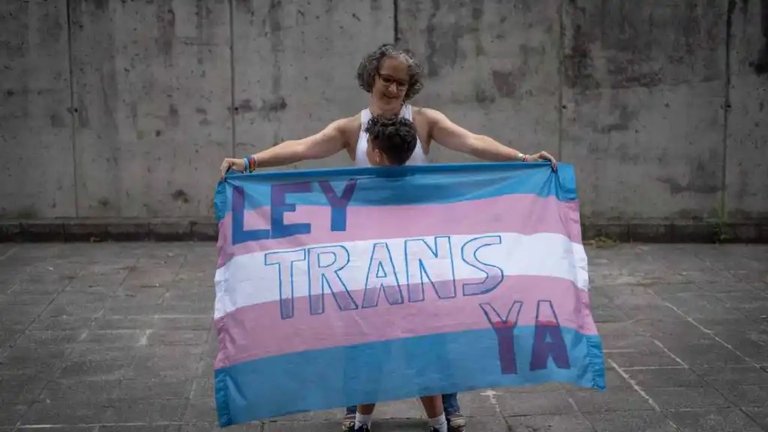 María José y Antonio, envueltos en la bandera trans. Brais Lorenzo EFE