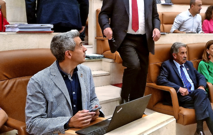 Los dos socios de Gobierno, el socialista Pablo Zuloaga y el regionalista, M. A. Revilla durante el pleno de ayer en el Parlamento de Cantabria. / ALERTA