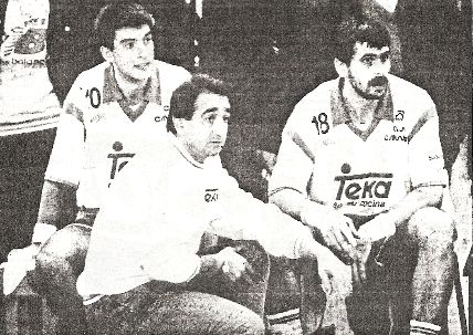 Chechu Fernández, Emilio Alonso y Muñoz Melo (de izquierda a derecha), durante un encuentro del Teka en La Albericia