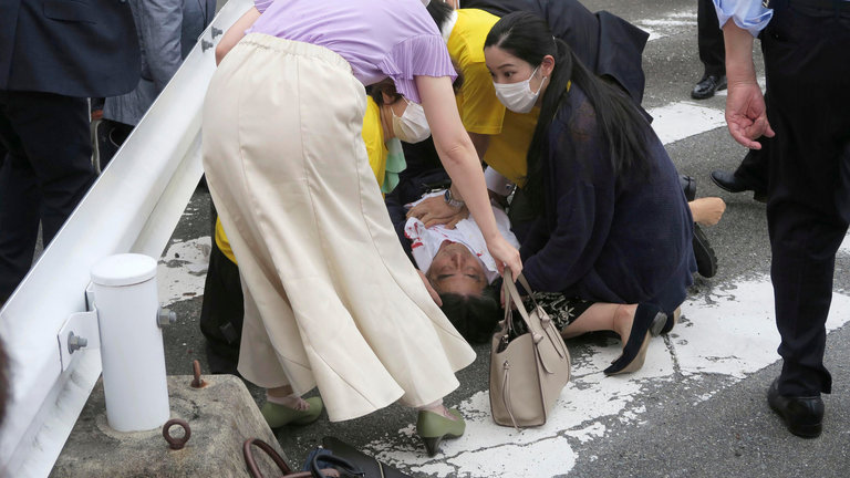 El ex primer ministro japonés Shinzo Abe en el suelo en Nara el viernes. / Asociated Press